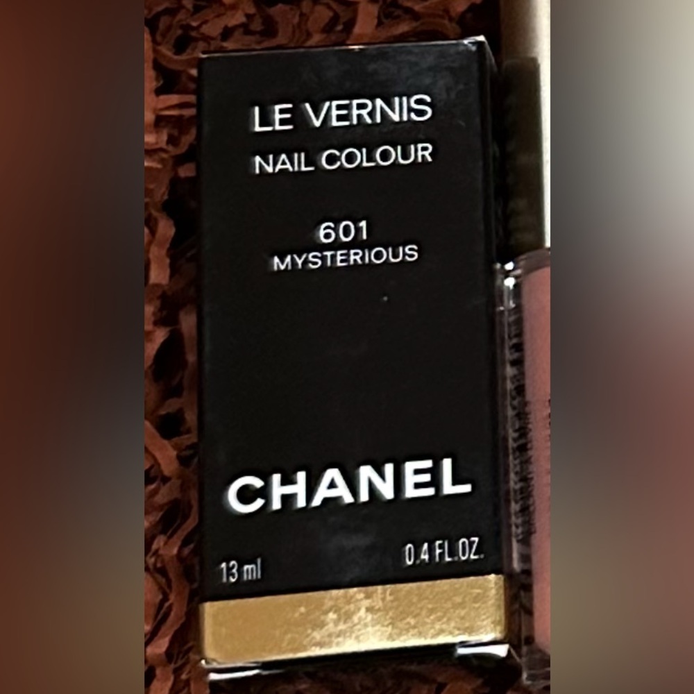 Chanel Le Vernis Nail Colour 601 Mysterious NEW - Picture 2 of 2